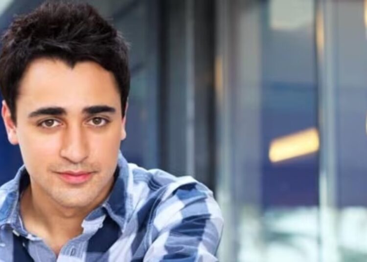 Imran Khan chama as enormes taxas de estrelas de 'tolas' e elogia o modelo de Aamir Khan