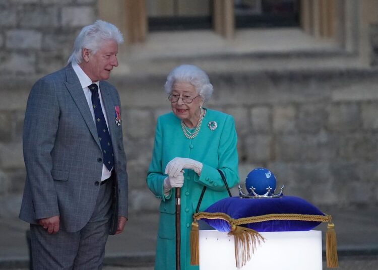 Itens especiais da Rainha Elizabeth II serão leiloados para apoiar pesquisas sobre o câncer