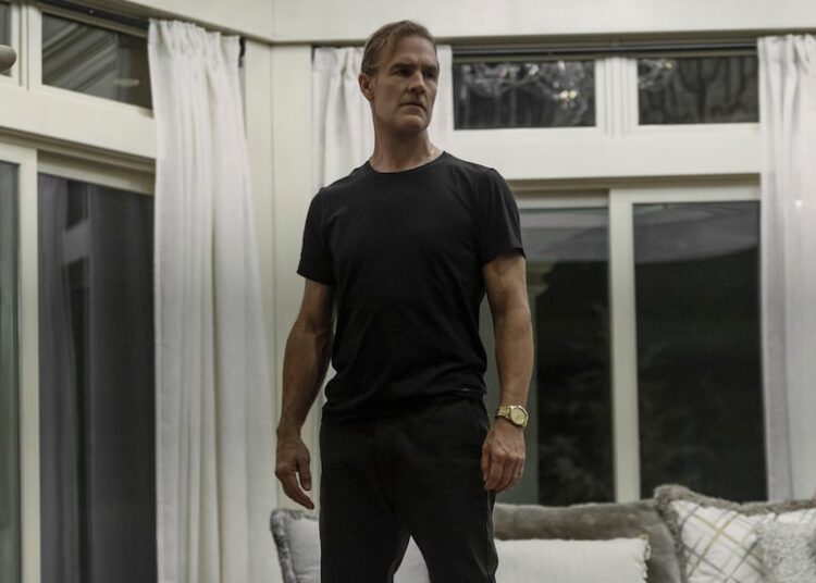 James Van Der Beek interpreta o pastor sinistro no papel final do filme - assista ao trailer de 'The Gates'