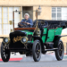 Jay Leno chama a atenção ao dirigir um carro a vapor de 119 anos por Los Angeles