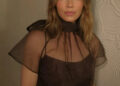 Jessica Biel prova que é uma beleza natural com seu glamour discreto no Press Day da Apple TV