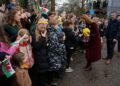 Kate Middleton forçada a dizer não enquanto um fã a incentiva a quebrar as regras reais durante uma caminhada