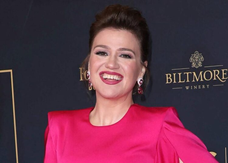 Kelly Clarkson ‘teve um relacionamento complicado’ com talk show, a música é ‘gerenciável’ e lucrativa (exclusivo)