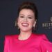 Kelly Clarkson ‘teve um relacionamento complicado’ com talk show, a música é ‘gerenciável’ e lucrativa (exclusivo)