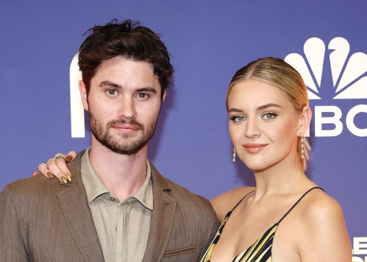 Kelsea Ballerini concorda com postagem de trapaça após a separação de Chase Stokes