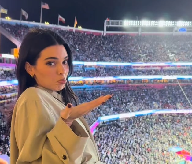 Kendall Jenner conta com o apoio de Hailey Bieber enquanto assiste o ex Bad Bunny se apresentar no Super Bowl LX