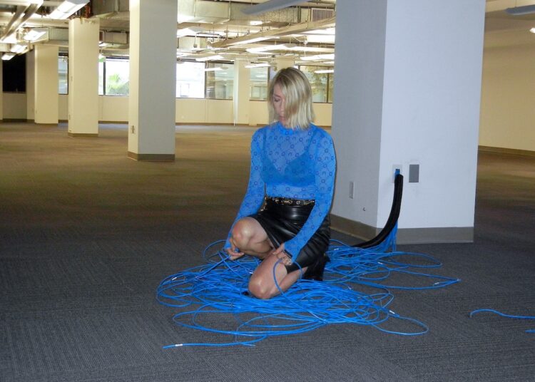 Kim Gordon compartilha nova música “Dirty Tech”: Ouça
