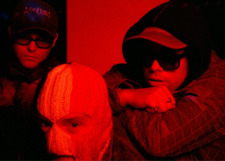 Kneecap captura “tempos revolucionários” no novo single elétrico ‘Smugglers & Scholars’