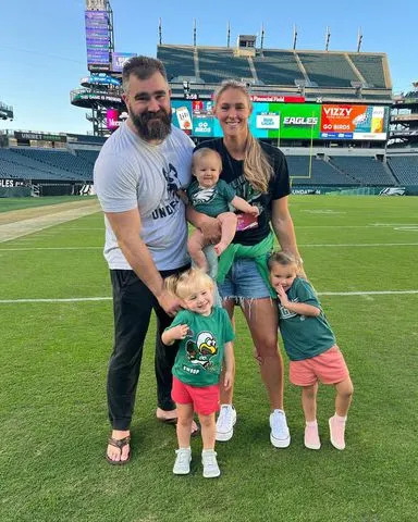 Kylie Kelce revela o lugar hilário onde ela às vezes esconde a filha Finn, de 11 meses, enquanto grava seu podcast