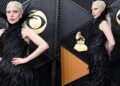 Lady Gaga usa vestido Metières Fécales com penas no Grammy de 2026