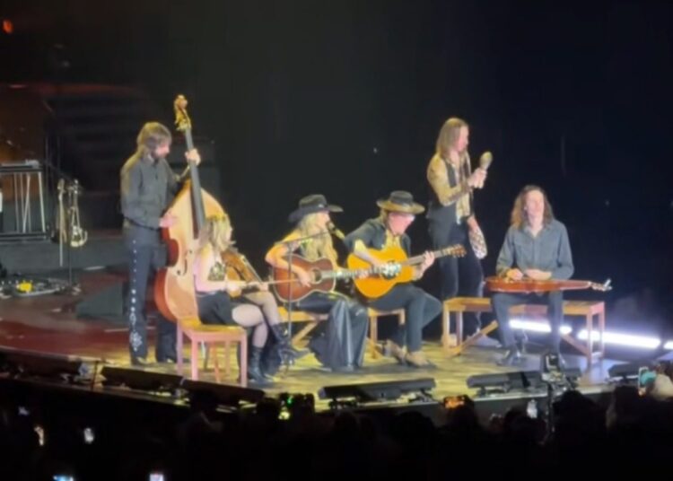 Lainey Wilson lança nova música “Can't Sit Still” durante turnê na Nova Zelândia