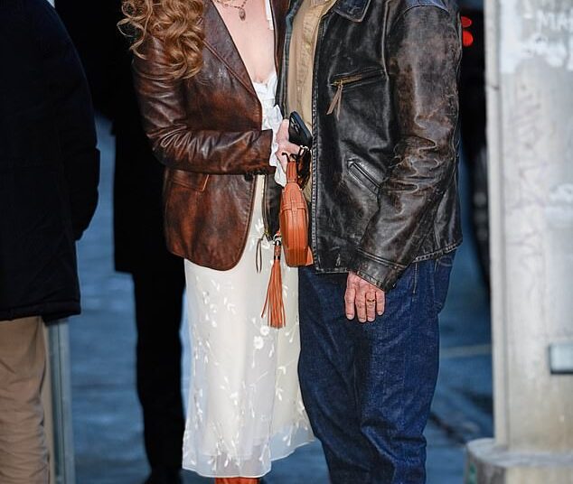 Lana Del Rey dá uma rara visão da vida com o marido, guia turístico de jacarés, Jeremy Dufrene, enquanto ela provoca o novo vídeo