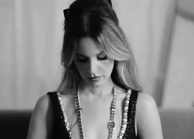 Lana Del Rey lança novo single co-escrito pelo marido