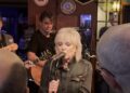 Lucinda Williams canaliza a era anterior da música de protesto em seu novo álbum