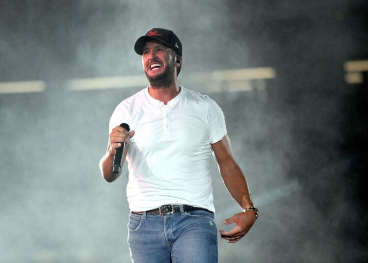 Luke Bryan lança nova música ‘Word On The Street’