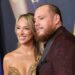 Luke Combs, menino nascido com a esposa Nicole