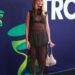 Margot Robbie mostra sua calcinha com vestido transparente enquanto lidera a chegada de celebridades ao lado de Sarah Snook no festival de curtas-metragens Tropfest em Sydney