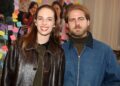 Maya Hawke e Christian Lee Hutson se casam, com a presença do elenco de 'Stranger Things'