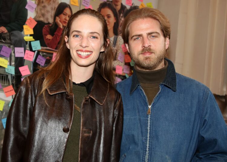 Maya Hawke e Christian Lee Hutson se casam, com a presença do elenco de 'Stranger Things'