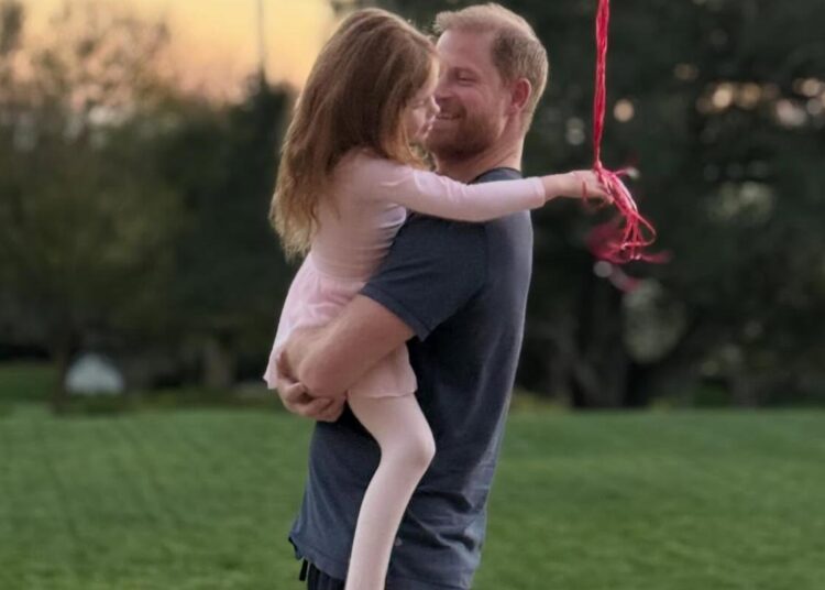 Meghan Markle compartilha uma rara visão do rosto de Lilibet em foto com o Príncipe Harry