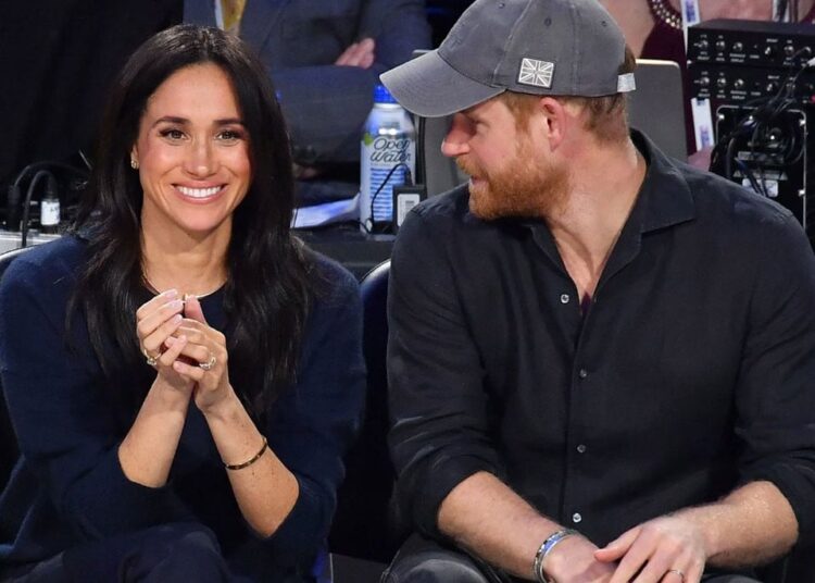 Meghan Markle traça seu próprio caminho, mantendo-se afastada dos laços da família real com Epstein