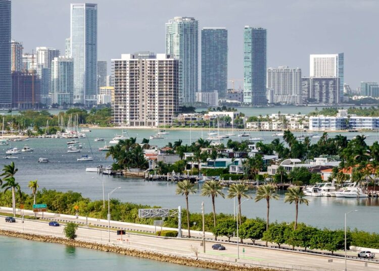 Miami Beach adota ampla desregulamentação para atrair restaurantes e entretenimento ao vivo