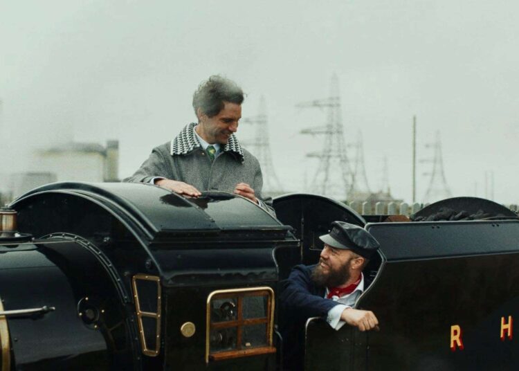 Mika filma o videoclipe Excuses for Love em Dungeness e apresenta Romney, Hythe e Dymchurch Railway