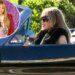 Miley Cyrus mostra o melhor dos dois mundos nas primeiras fotos do especial de Hannah Montana
