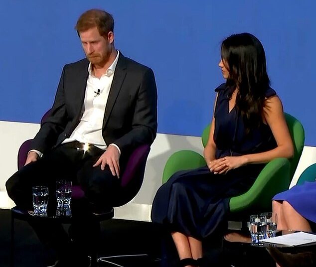 Momento em que Harry fez uma careta quando questionado sobre o trabalho futuro com Kate e William durante o primeiro compromisso dos 'Fab Four' - enquanto o especialista em linguagem corporal afirma que ele estava se comunicando com seus 'fãs' na plateia