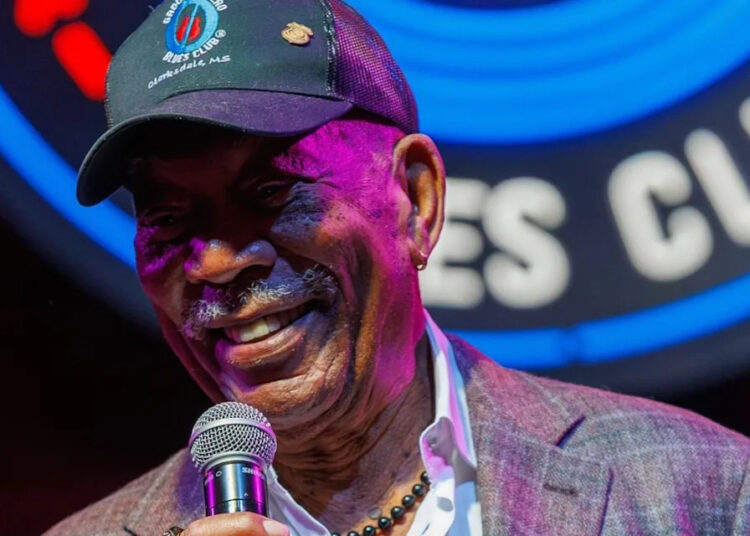Morgan Freeman pediu permissão para xingar ao vivo na TV - depois chamou Trump de 'criminoso condenado', liderando o país 'em um buraco de merda'