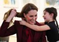 Muitos abraços para Kate! Princesa é abraçada pela SEGUNDA fã real adorável que dá seu colar caseiro em visita ao País de Gales