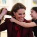 Muitos abraços para Kate! Princesa é abraçada pela SEGUNDA fã real adorável que dá seu colar caseiro em visita ao País de Gales