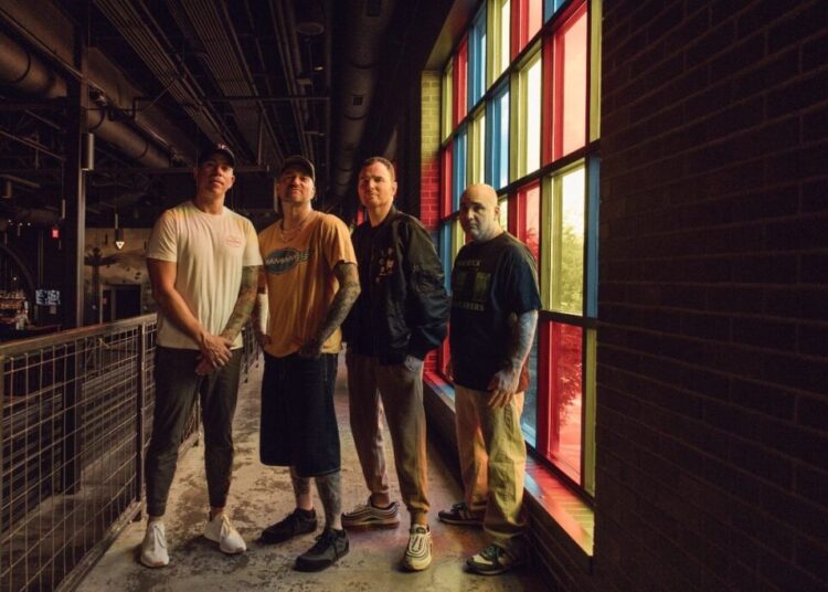 NEW FOUND GLORY lança novo álbum altamente antecipado 'Listen Up!' Lançado agora e compartilha novo videoclipe ‘A Love Song’