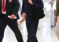 Nicole Kidman vista no aeroporto de Sydney vestindo uma roupa estilosa da Chanel