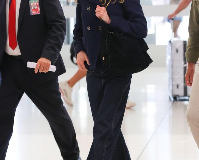 Nicole Kidman vista no aeroporto de Sydney vestindo uma roupa estilosa da Chanel