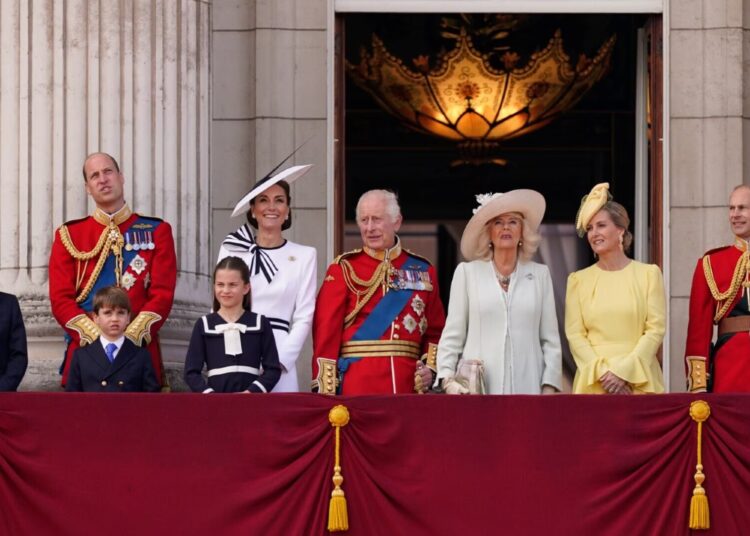 'Ninguém deveria duvidar de sua lealdade': Surpreendente Royal pronto para 'expulsar' Beatrice e Eugenie se o Príncipe William agir após as revelações do arquivo de Epstein
