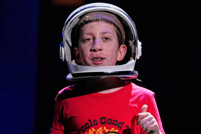 No musical 'Wonder', jovens atores com diferenças faciais encontram suas vozes no palco