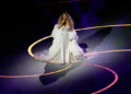 O ato olímpico de Mariah Carey levanta questões sobre uma possível sincronização labial e um curioso teleprompter