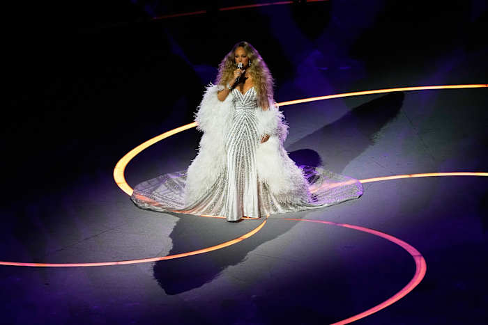 O ato olímpico de Mariah Carey levanta questões sobre uma possível sincronização labial e um curioso teleprompter