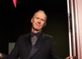 O ator Michael Keaton foi homenageado como Homem do Ano pelo grupo de teatro Hasty Pudding de Harvard