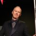 O ator Michael Keaton foi homenageado como Homem do Ano pelo grupo de teatro Hasty Pudding de Harvard