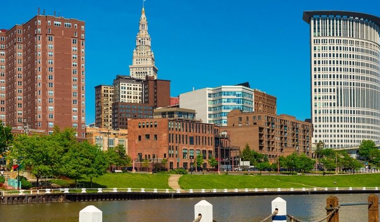 O bairro acessível a pé de Cleveland oferece restaurantes, entretenimento e vistas deslumbrantes do rio Cuyahoga