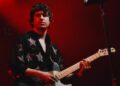 O cantor do The Kooks, Luke Pritchard, se reconecta com o falecido pai em um novo videoclipe – Music News
