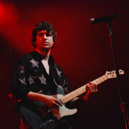 O cantor do The Kooks, Luke Pritchard, se reconecta com o falecido pai em um novo videoclipe – Music News