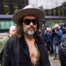 O comediante britânico Russell Brand se declara inocente de novas acusações de estupro e agressão sexual