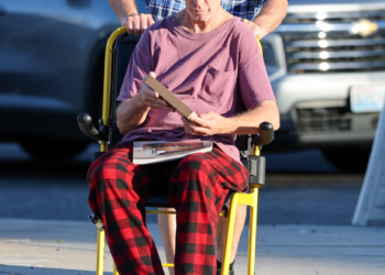 O frágil Andy Dick é visto sendo empurrado em uma cadeira de rodas em Los Angeles