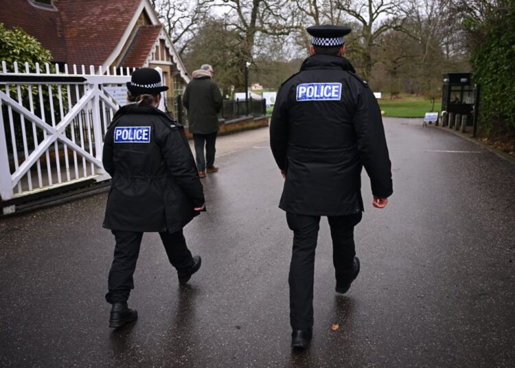 O governo do Reino Unido considera remover Andrew Mountbatten-Windsor da linha de sucessão. Aqui estão quais outras consequências ele poderia enfrentar