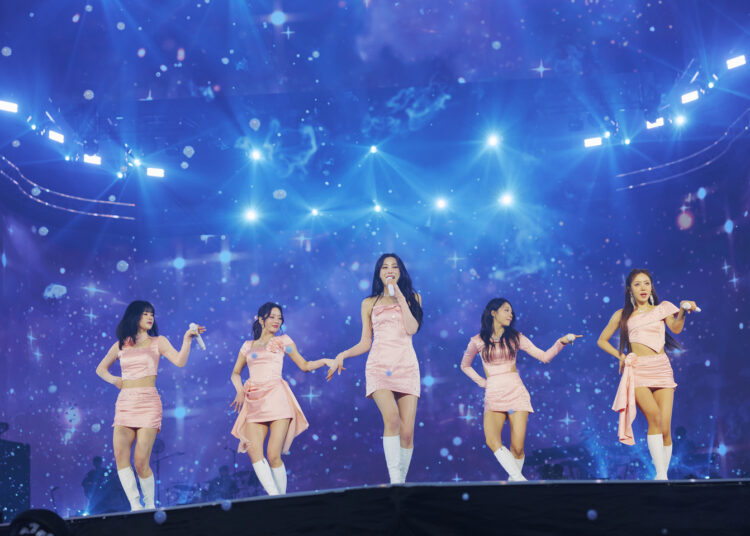 O grupo feminino Apink prova como sobreviveu ao relógio da indústria em show de comemoração do 15º aniversário