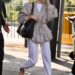 O look de aeroporto da estrela de Hailey Bieber é esta trincheira recortada