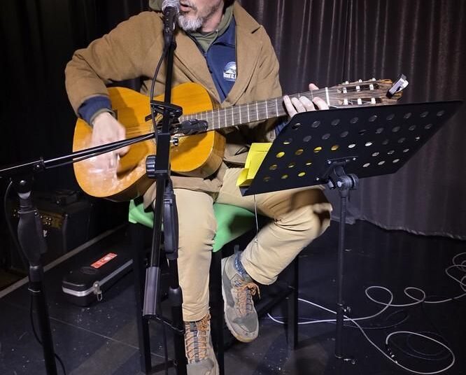 O músico folk americano Seth Mountain toca 'Over the Mountains' no último EP